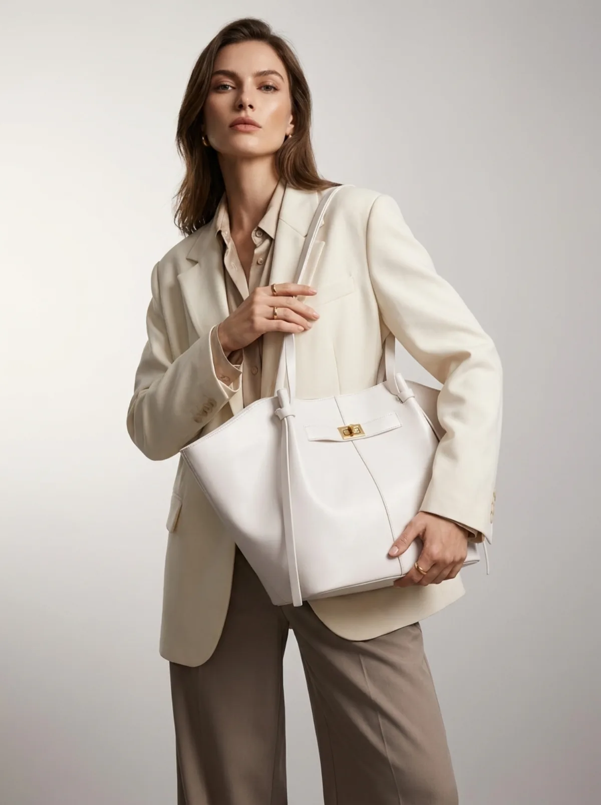 Cabas en cuir grainé blanc porté à l'épaule