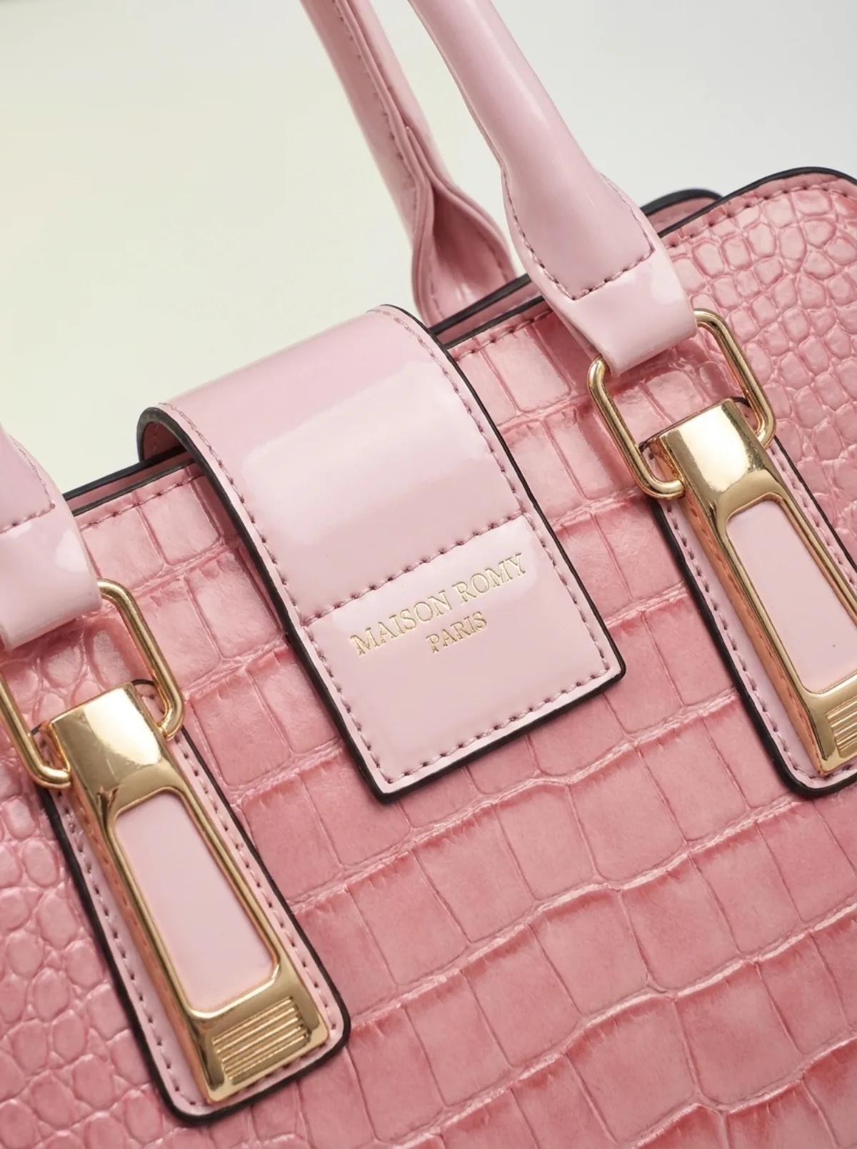 Gros plan sur un sac en cuir grainé blanc, surface nette