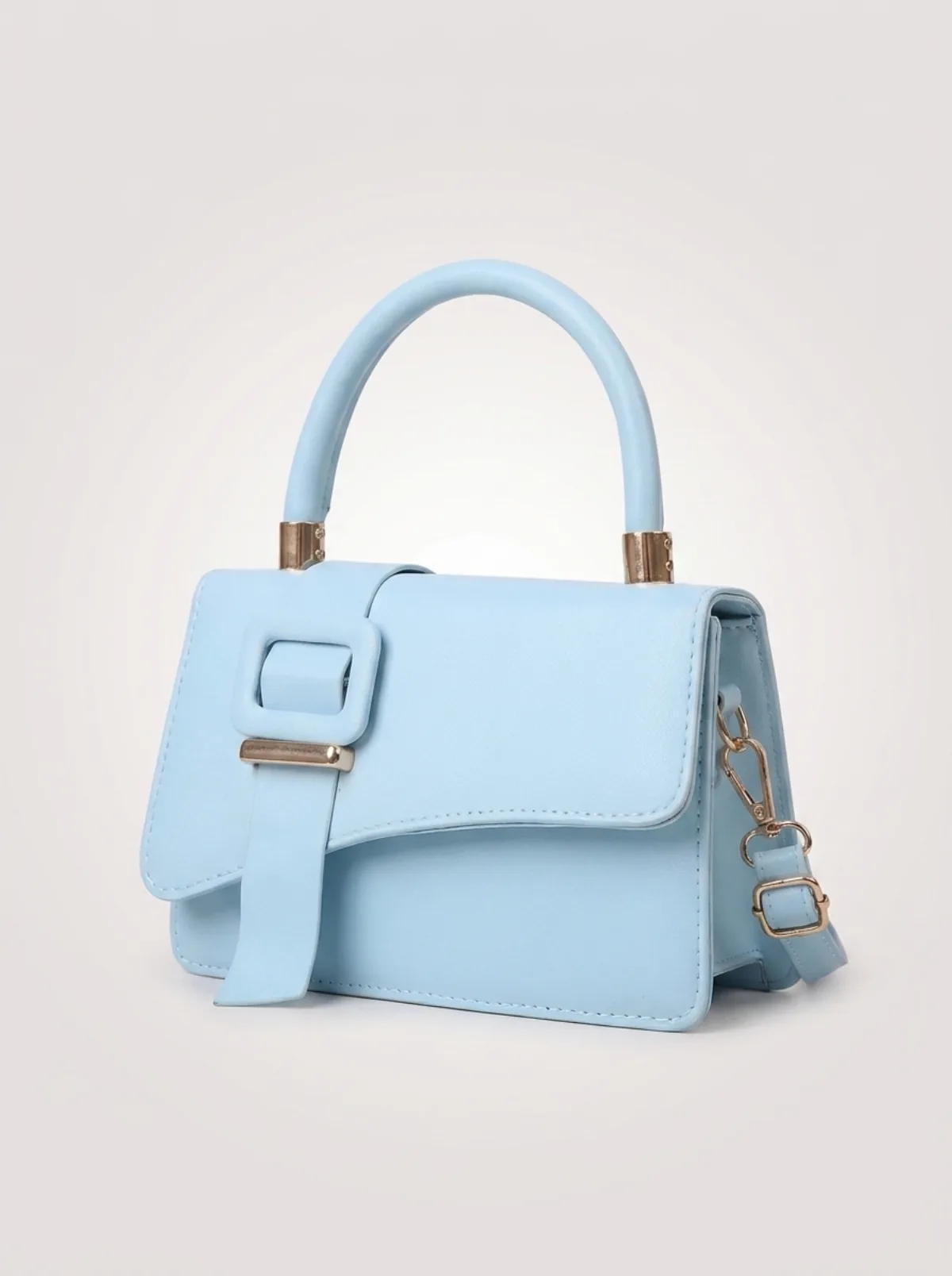 Sac en cuir bleu foncé, détail de la teinture
