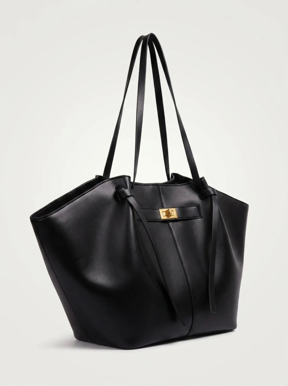 Sac en cuir ouvert, doublure intérieure visible