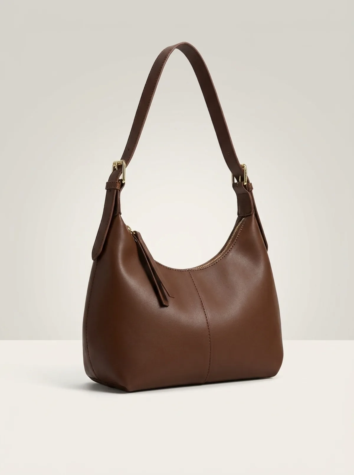 Sac en cuir porté à l'épaule, silhouette de profil