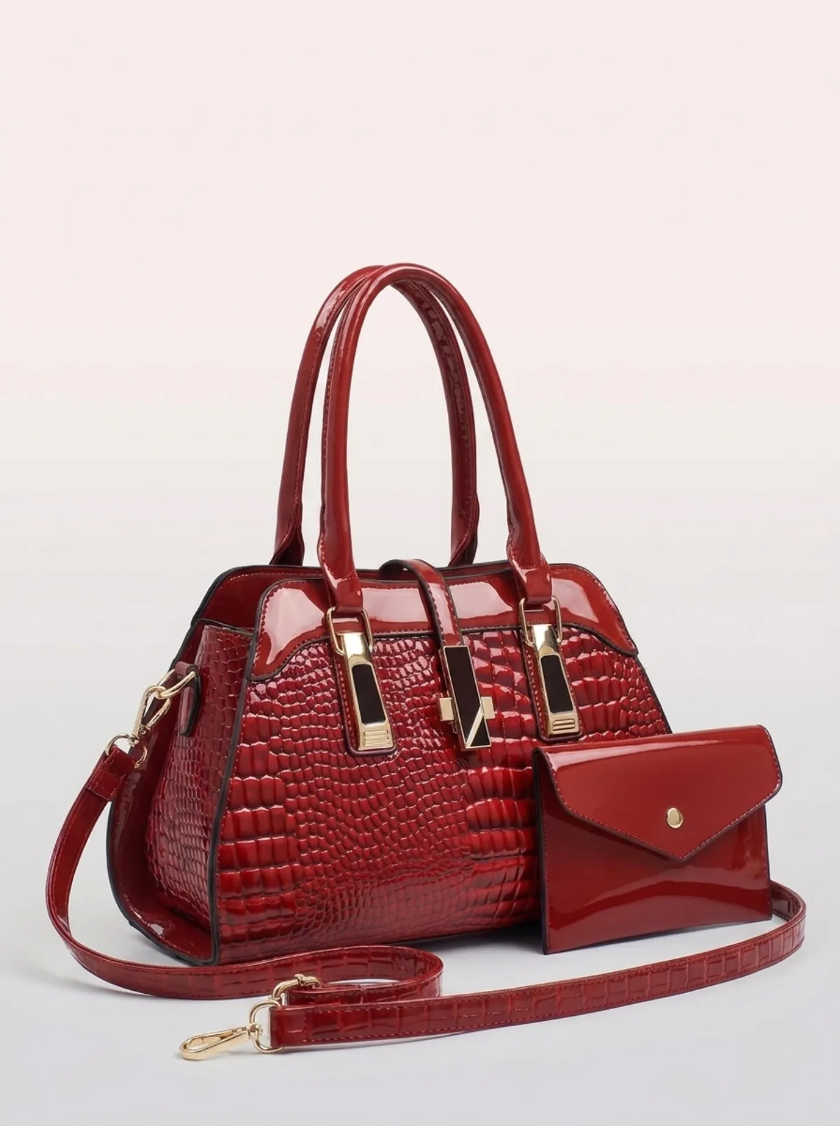 Sac en cuir rouge vidé sur une table, contenu organisé