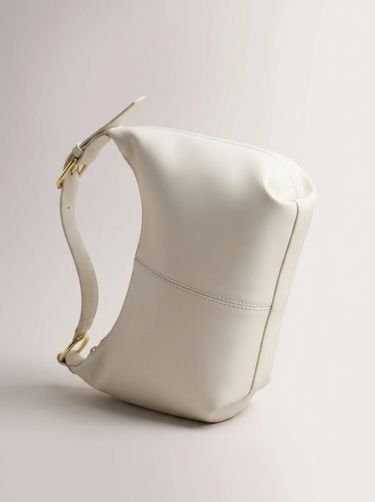 Sac en cuir porté en bandoulière croisée devant le corps