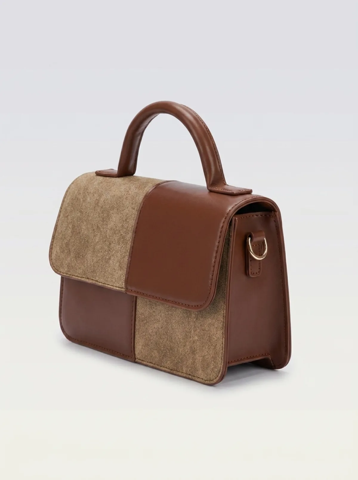 Petite pochette en cuir noir façonné, format cérémonie