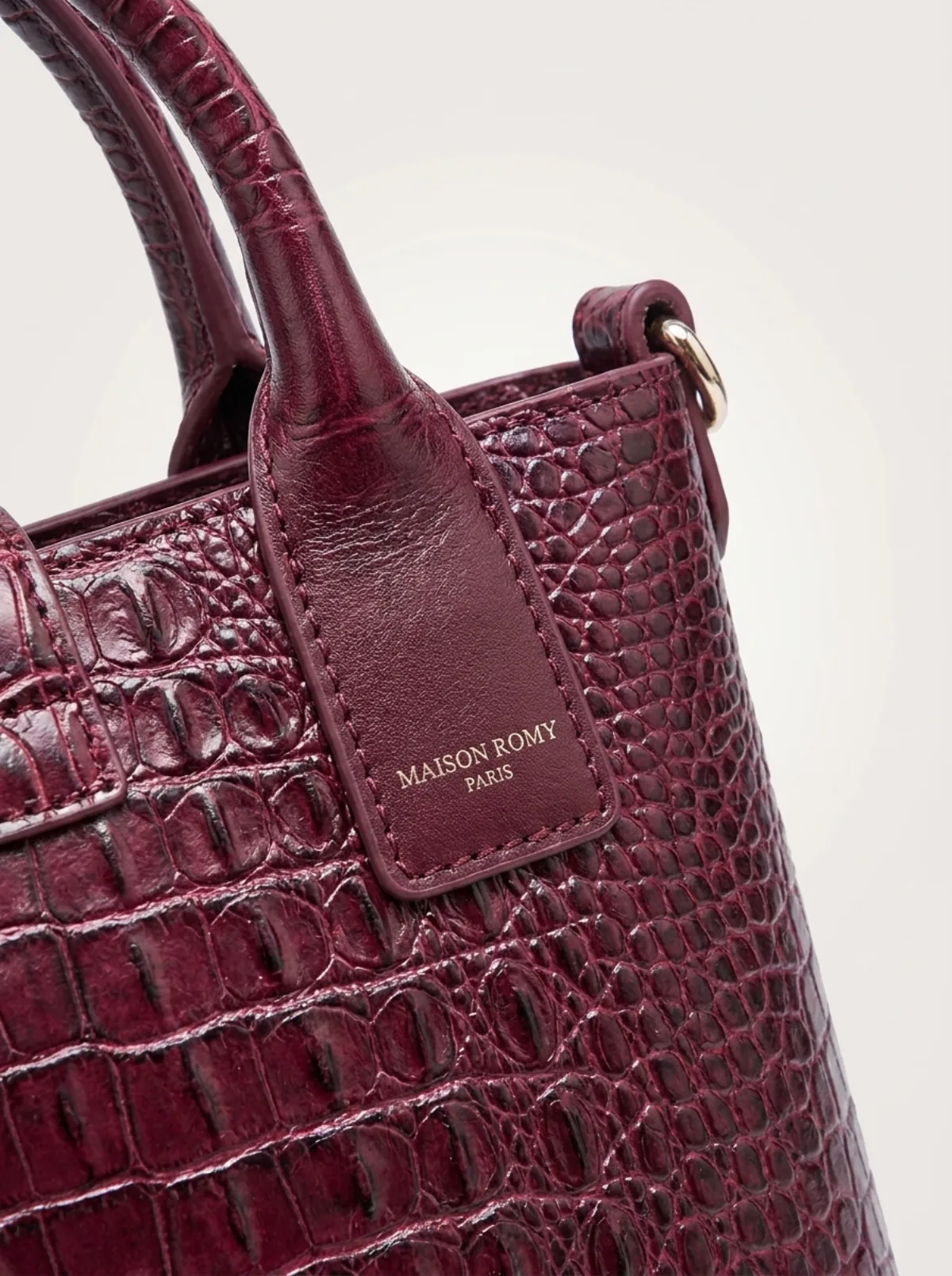 Sac en cuir ouvert, intérieur et doublure visibles