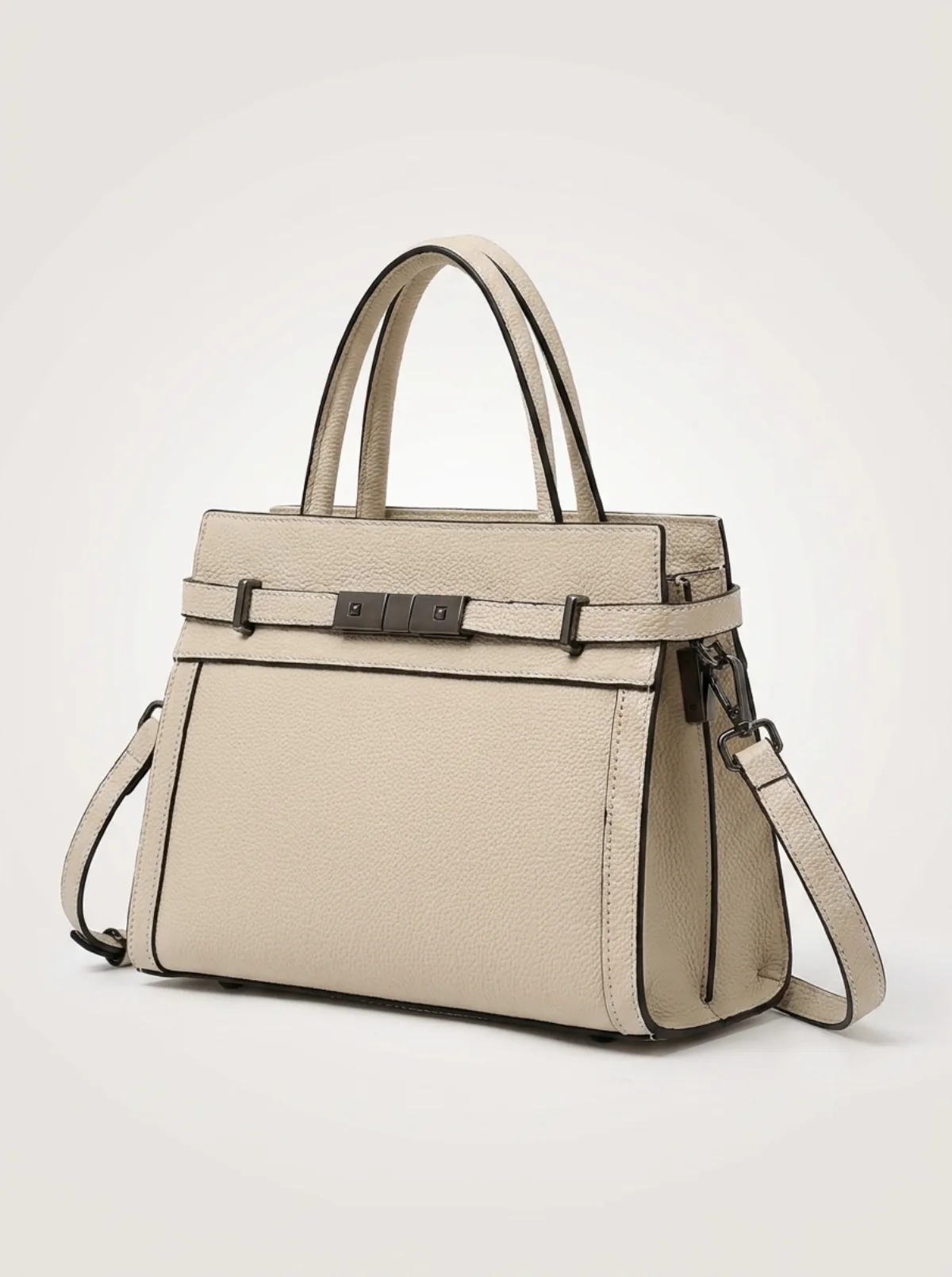 Sac en cuir sable structuré, forme géométrique simple
